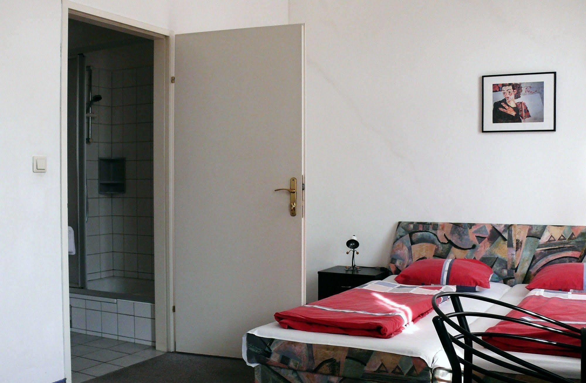 Riess City Rooms - Self Check-In Wina Bagian luar foto